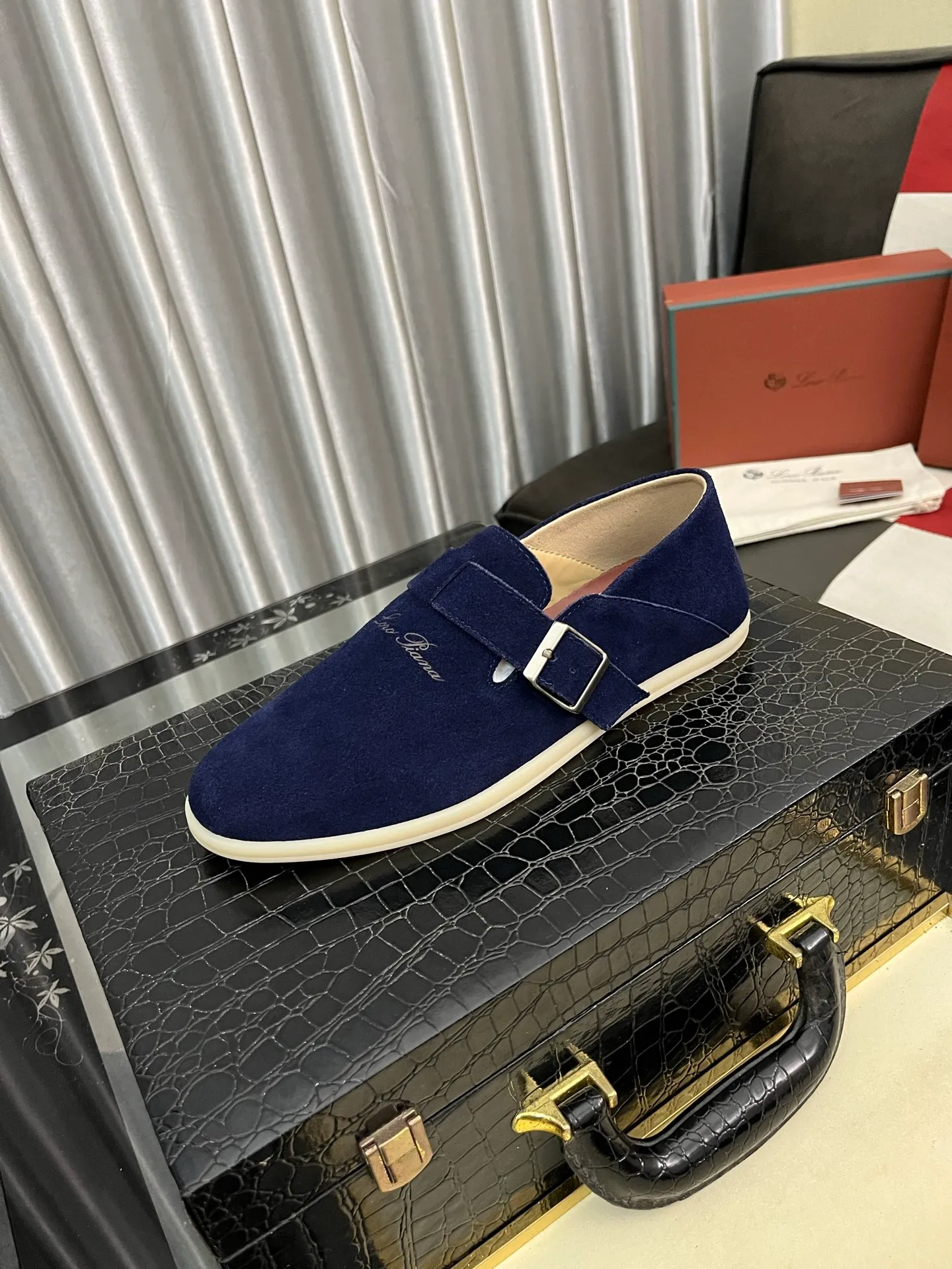 Men's men's shoes 💰458⌚️⌚️ Loro Piana's classic hot model lp top version of Pili casual shoes. It turns out that these are the casual shoes that are said to be able to walk 20,000 steps without getting tired. This pair has both good looks and feel. You will be completely lost as soon as you put it on. The minimalist design is eye-catching and durable, and it is a bonus for dressing. The soft feeling on the feet has outstanding texture, and it is very nice without abrasion on the feet. The soft and waxy soles make it easy to wear for daily use for a long time. Who can resist a pair of versatile and good-looking loafers? Don't be too elegant at all, the feel and texture of the feet are good, the key is to make the legs look longer and not tire the feet, the main thing is that it is just right!        Material: Original cowhide Lining: Original sheepskin Outsole: Original sole Size: 38-44